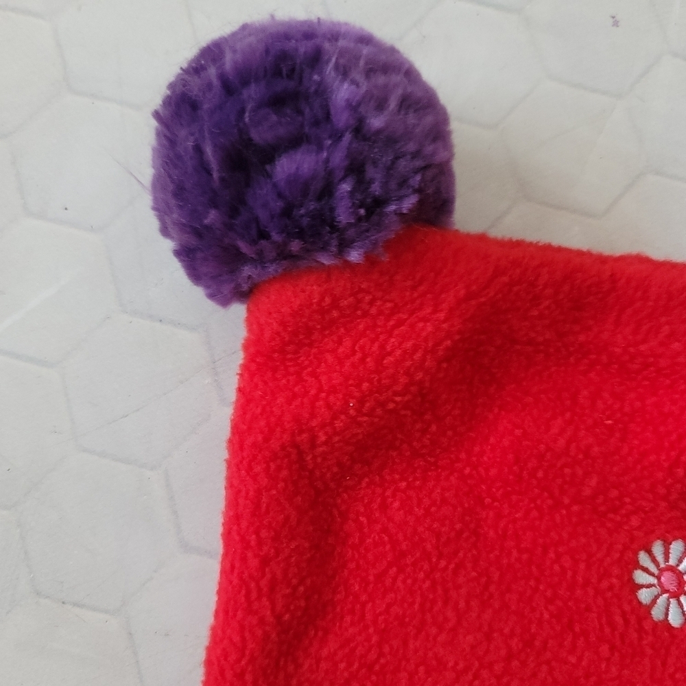 Disney Store Exclusive 3/4 Red Pom Pom Fleece Beanie Hat Minnie Mouse Daisy Duck - Picture 5 of 8